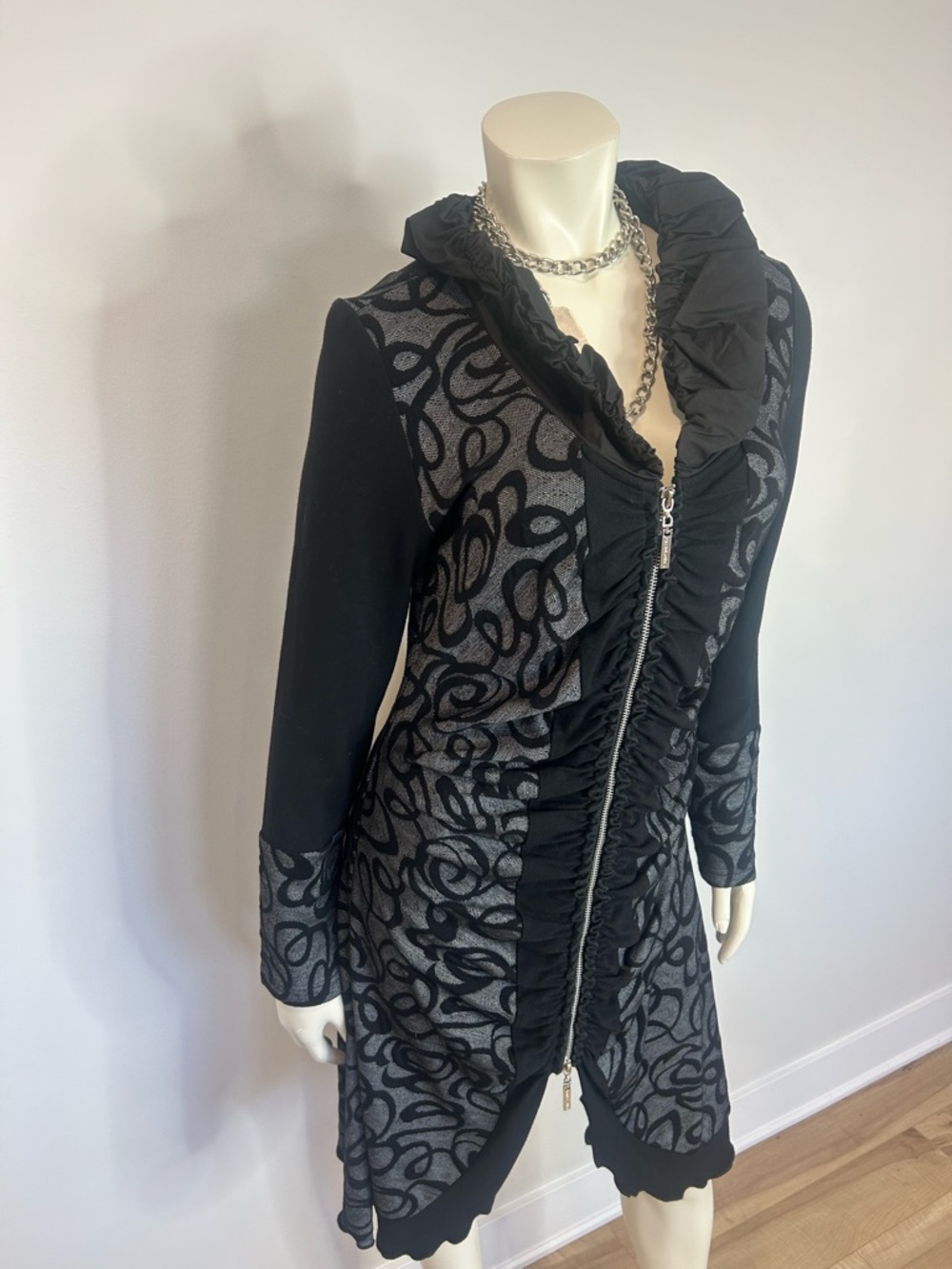 Gorgeous Black and Gray Ruffle-Trim Zip-Front Tunic❤️M - Picture 7 of 14
